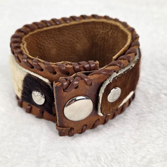 Leather Cowhide Western Cuff Bracelet Floral Medallion Snap Closure 8 Inch Boho - Picture 4 of 10